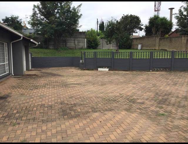 3 BEDROOM HOUSE FOR SALE IN LOMBARDY WEST